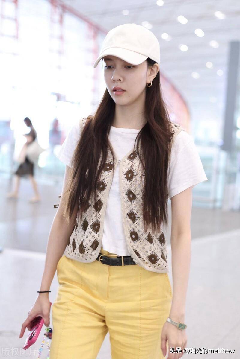 宋妍霏素颜装扮清新亮丽,比v对镜拍照亲和力满满_北京