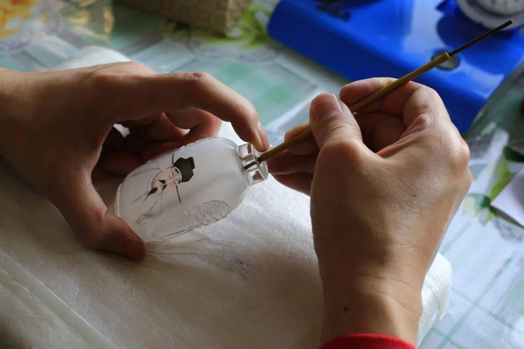 方寸之间描绘大千世界,这个小瓶子到底有多大魅力?_内画_衡水_艺术