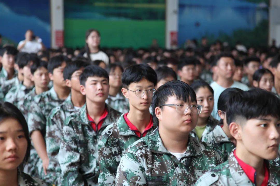 武陟中学高一年级开展"国防教育,政治学习,良好习惯教育"专题报告会