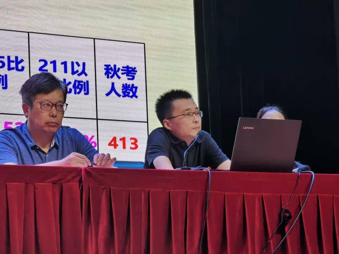 奉贤中学副校长蔡悦以《新起点,新征程》为题,就今年我校的中招总体
