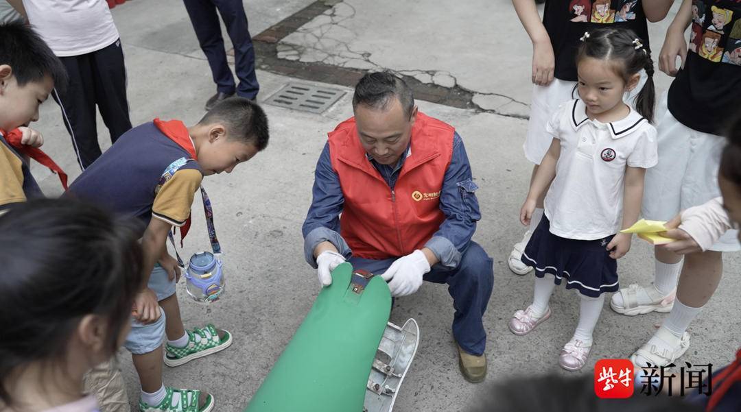 体验城市管理参与爱心帮扶镇江“童眼看城管”系列夏令营火热进AG真人 AG真人网站行中(图1)