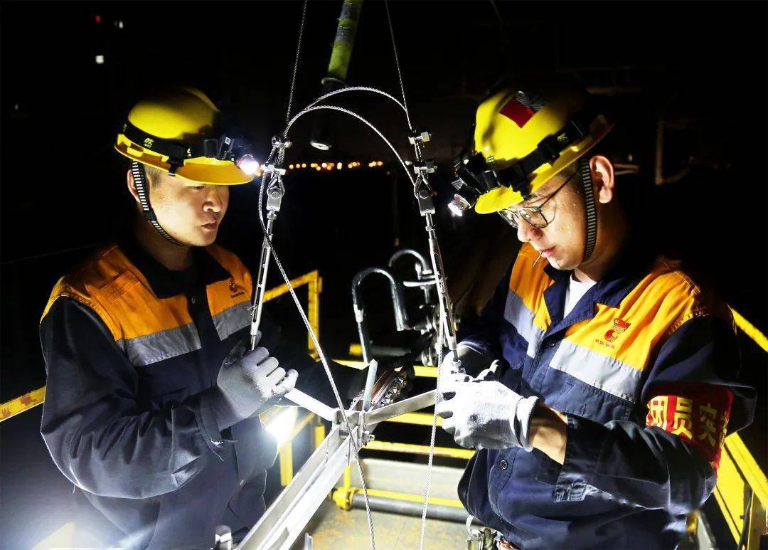 7月24日凌晨2时,武汉供电段接触网工正在武汉站检修分段绝缘器