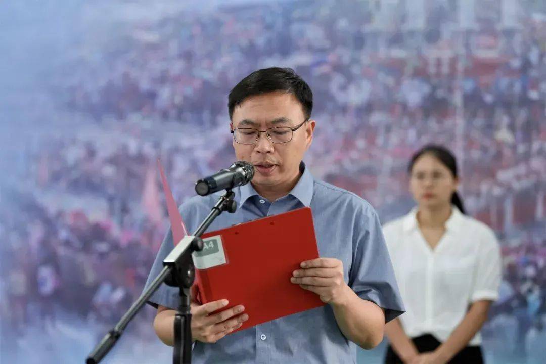 德宏州教育体育局副局长周健康;县委常委,县人民政府副县长金为民;县