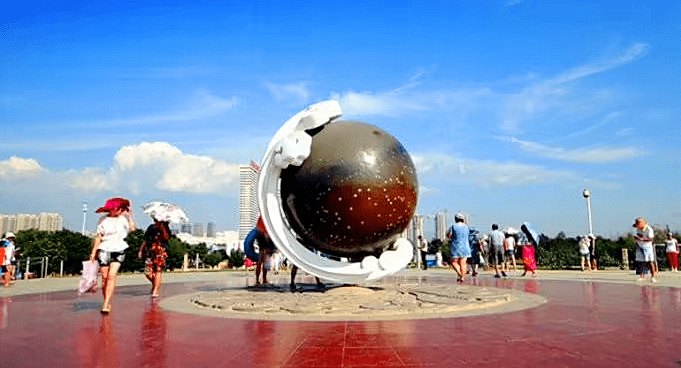 火山公园,社区,养老机构放映先后在世纪广场,月亮湖公园,2023年鲅鱼圈