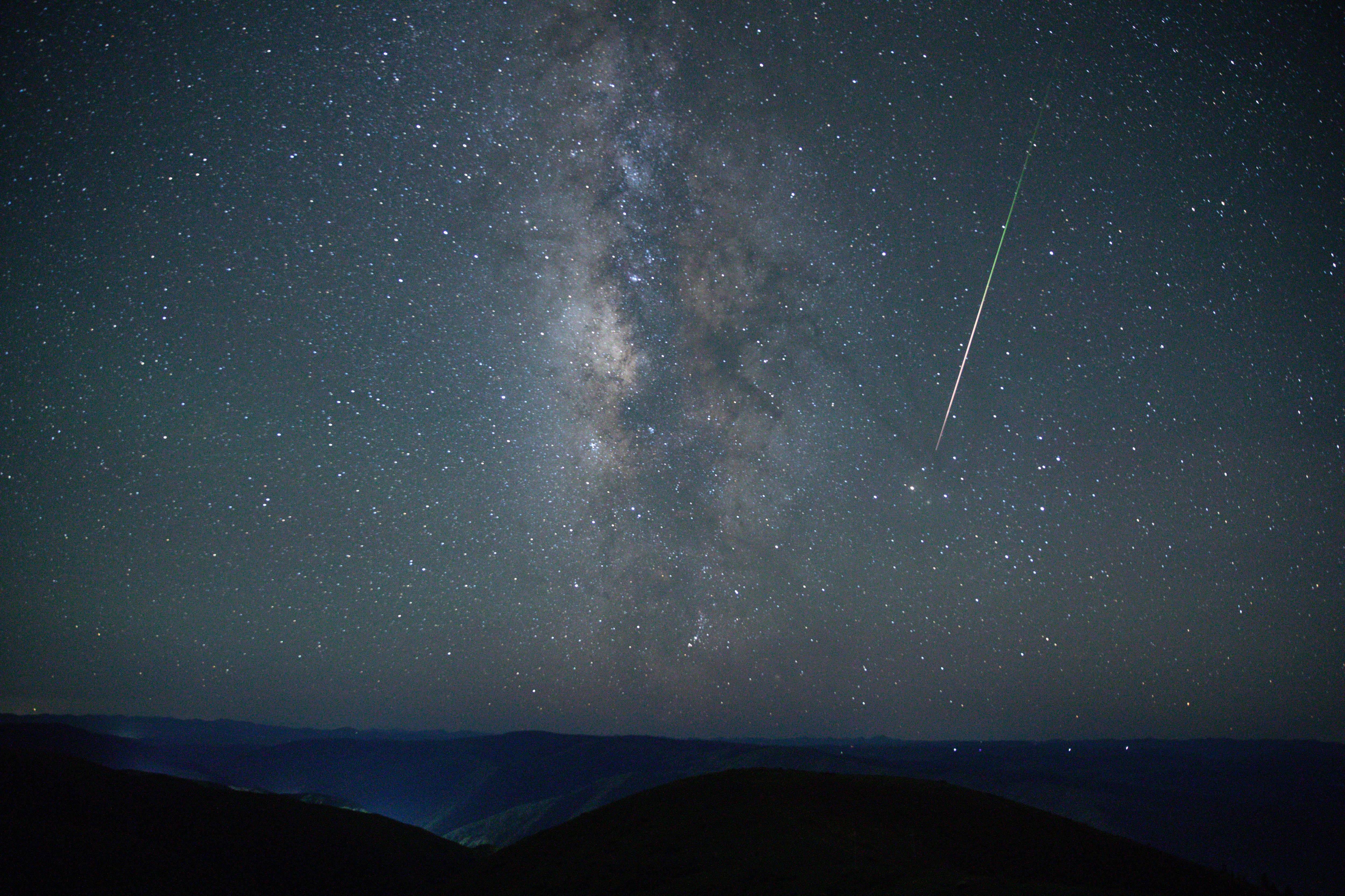 (社会)英仙座流星雨绽放夜空