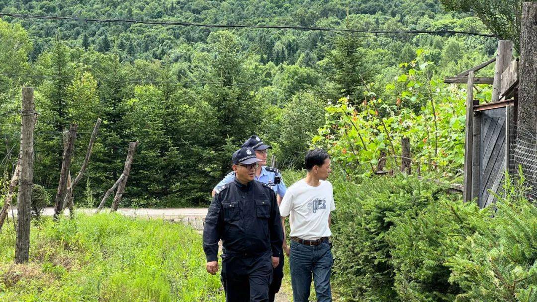 政委關傳海帶領禁毒大隊及紅旗派出所民警深入大海林林業局有限公司紅