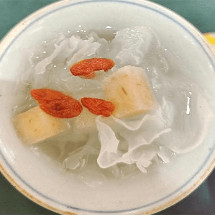 秋季养肺:白色入肺雪玉糕食材:山药350g,银耳20g,雪梨1个,百合20g
