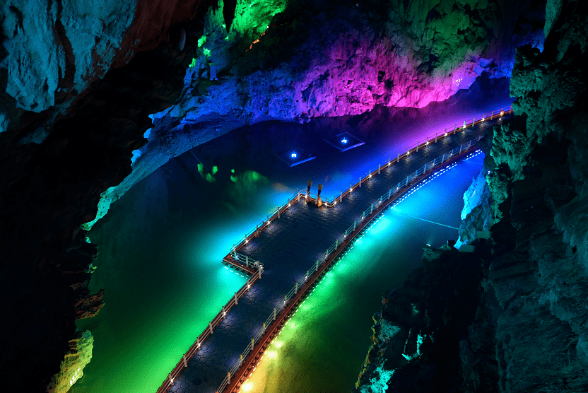 对全国公安民警,英烈家属实行免费游览玉龙洞景区优惠政策,并对同一