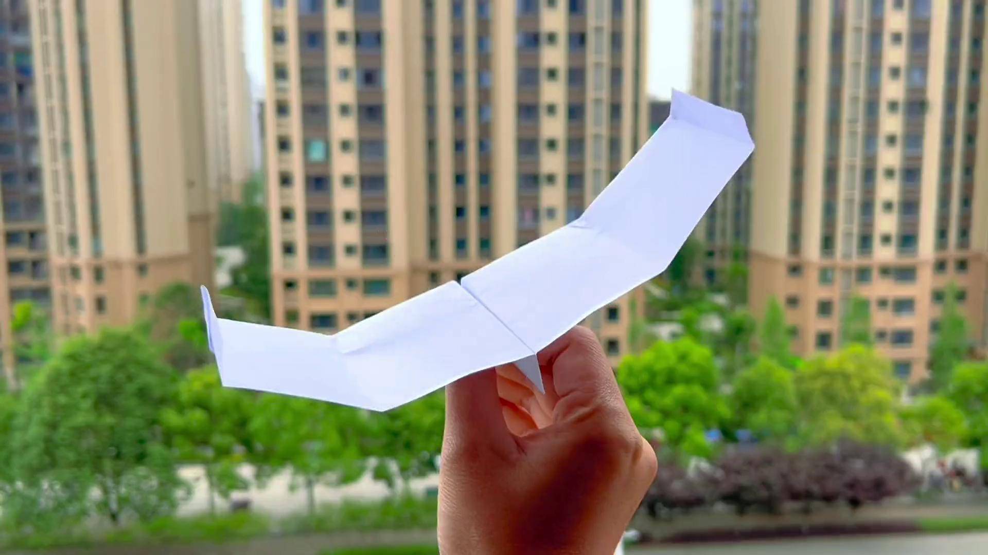 最强超级翼纸飞机,能乘风飞行超远距离,8楼放飞飞了1分多钟,滑翔姿态