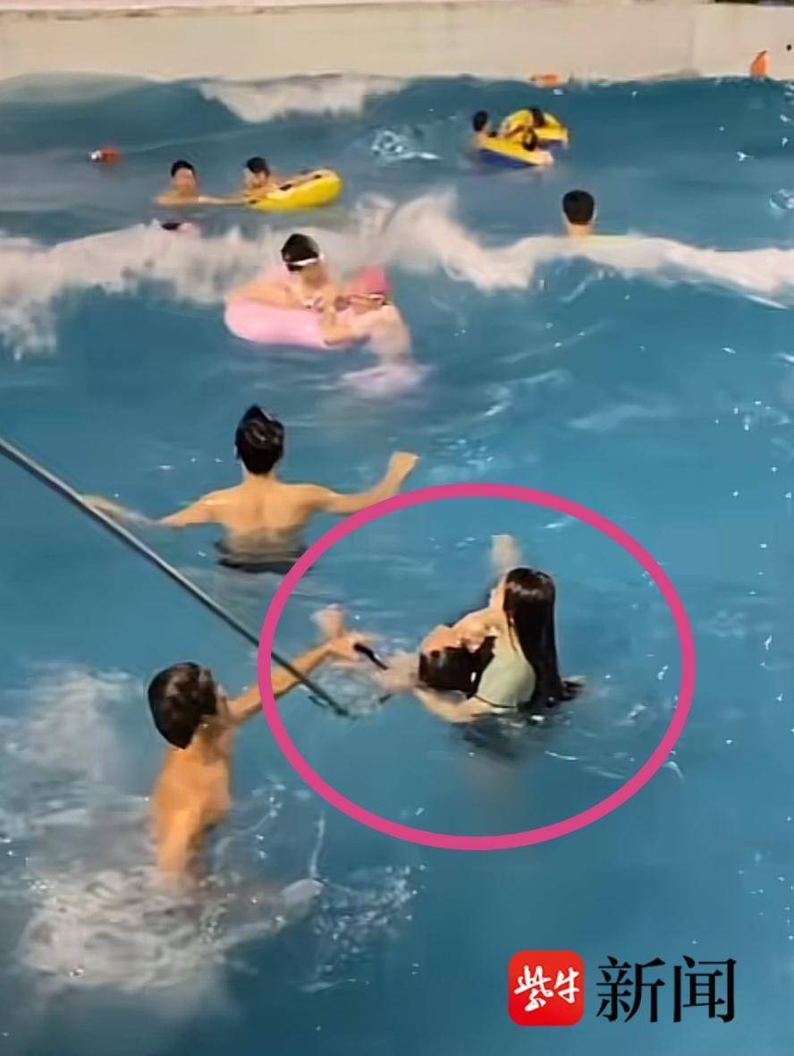 常熟一造浪池内多人险溺水安全问题引质疑，工作人员：有专业救生员，很安全！