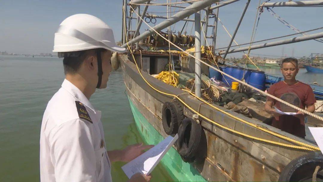 着重检查渔船消防灭火器,救生衣和救生筏等设备设施是否符合安全标准