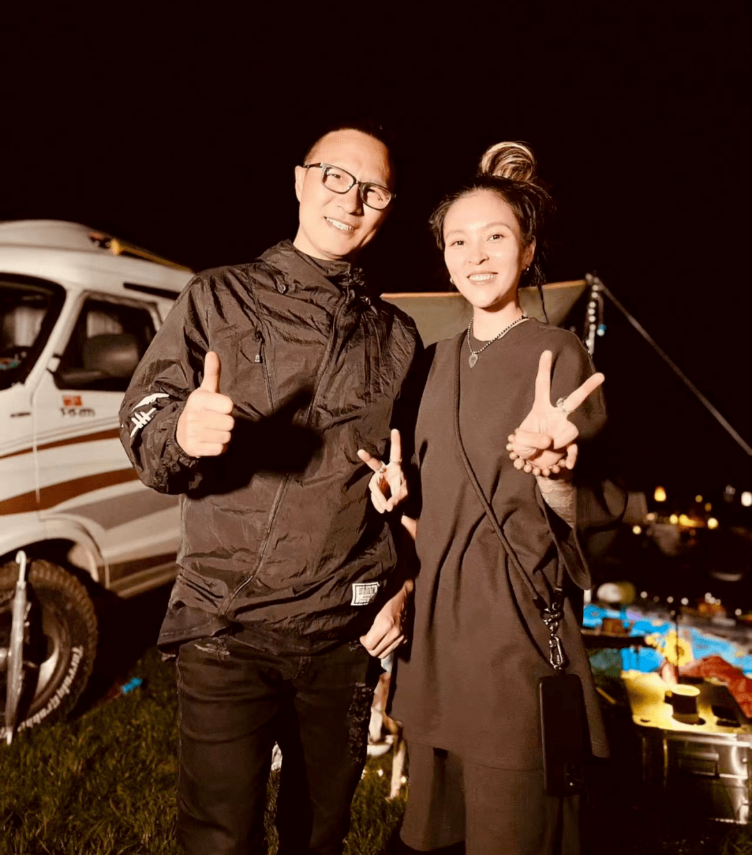 汪峰父女参加生日宴,手放女儿胸前被指不妥,身高和妈妈不相上下_毕夏