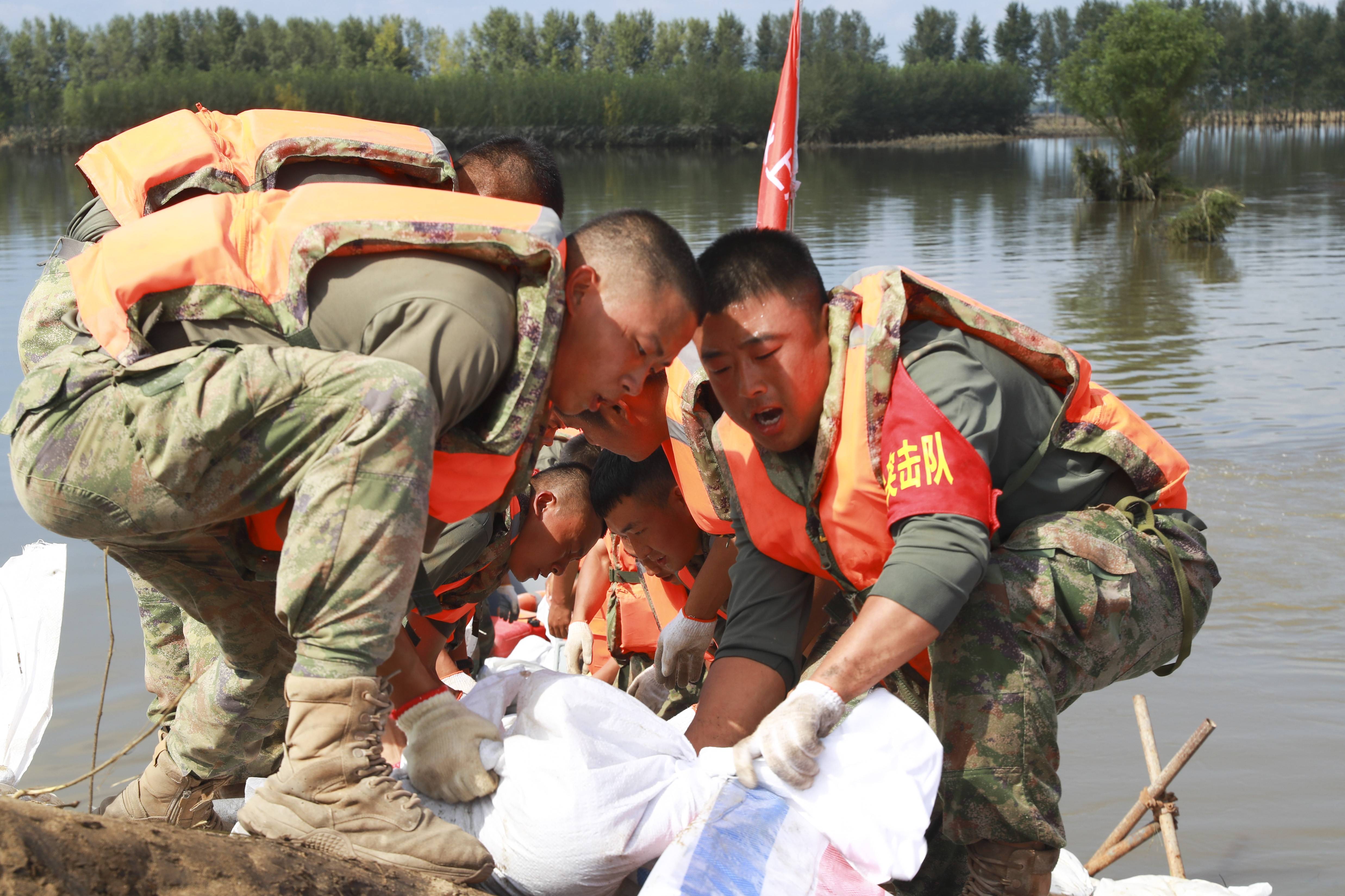 风雨中筑起钢铁长城