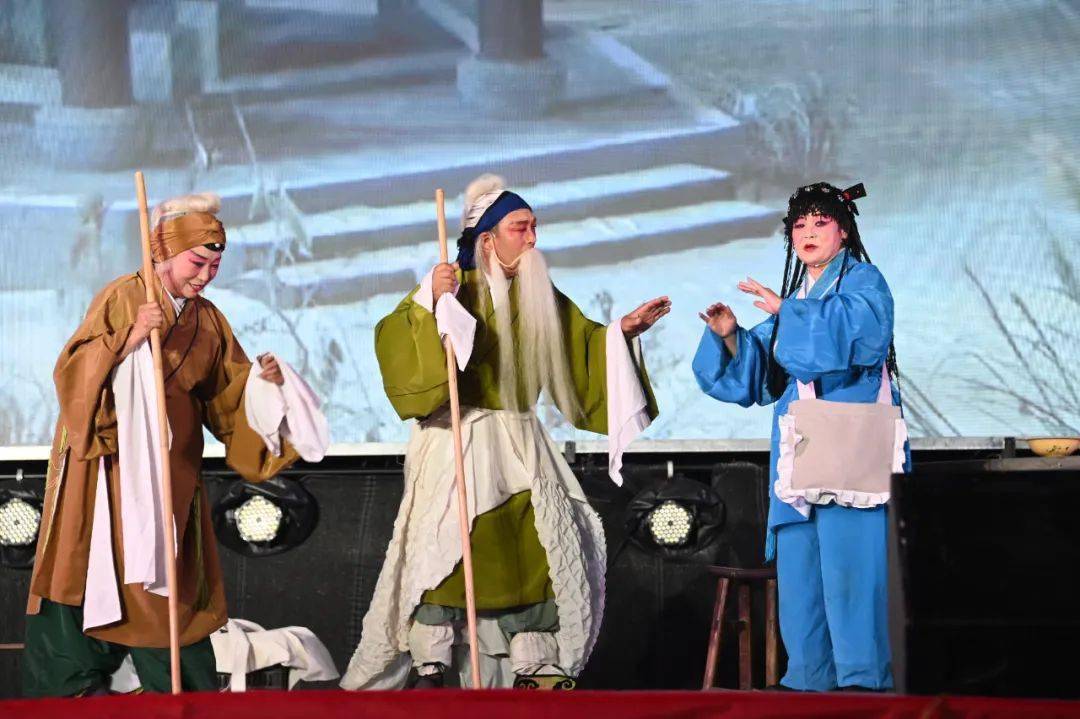 清风亭上._表演_观众_汝阳