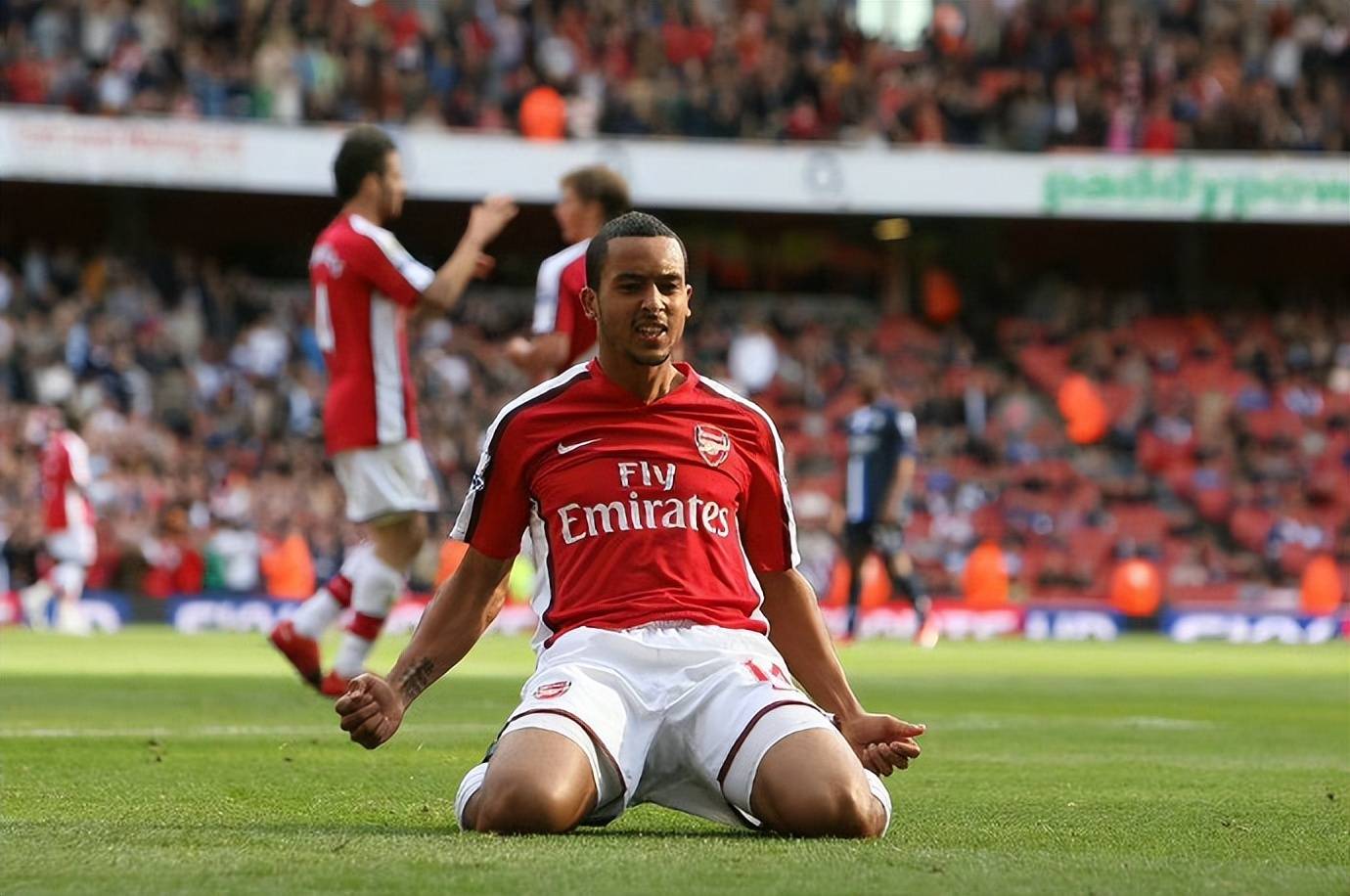 前阿森纳球员,34岁的"小老虎"沃尔科特宣布退役_助攻_走过_岁月