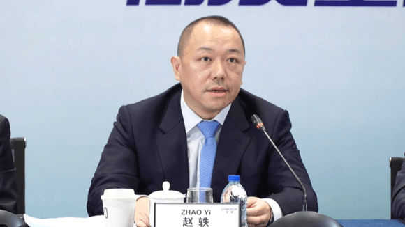 龙湖集团董事长兼首席执行官陈序平,首席财务官赵轶,高级副总裁兼地产