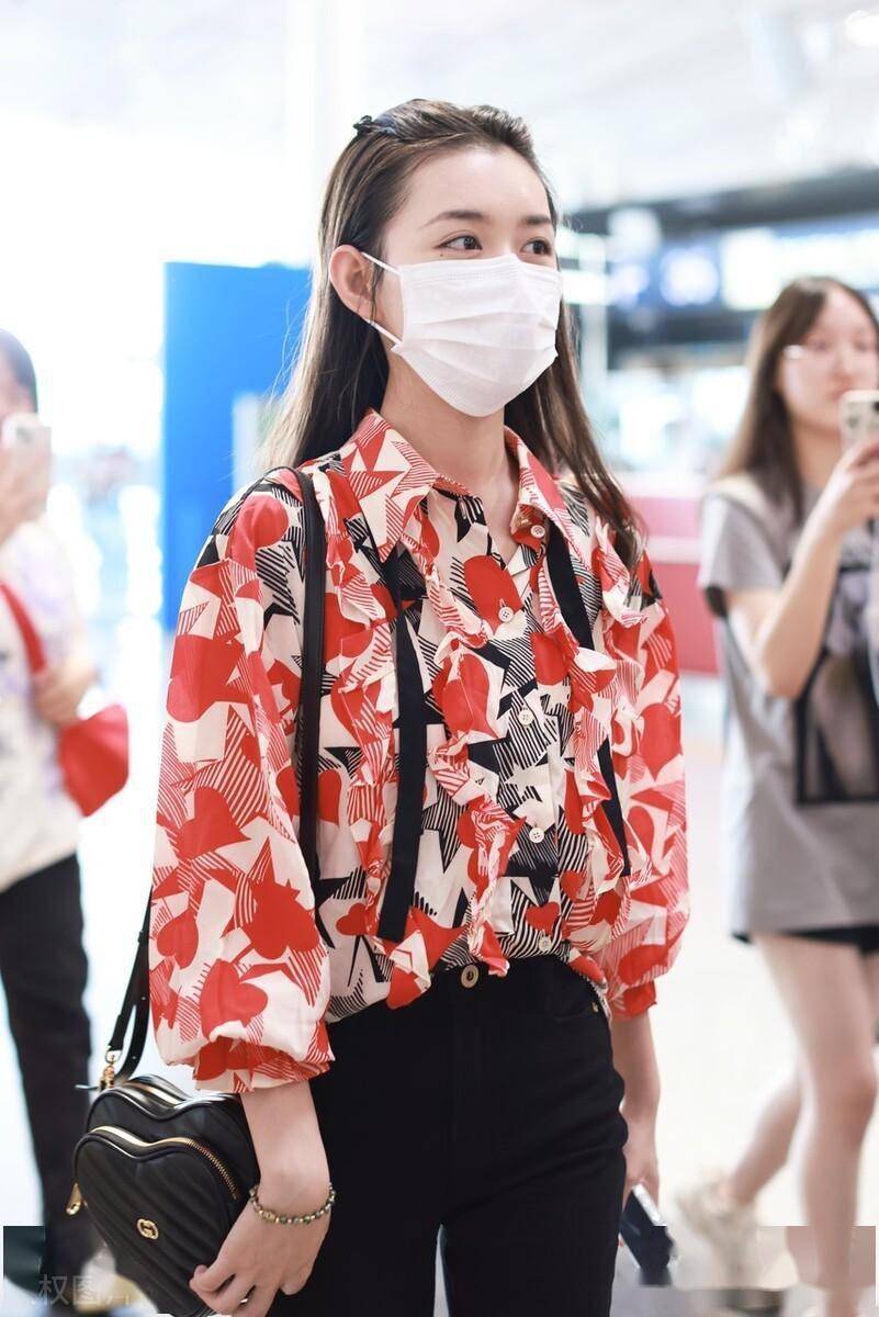 2023年8月17日,北京,蒋依依现身机场.身着印花衬衫青春有活力.