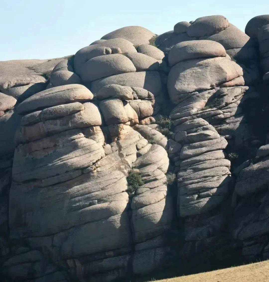 曹权利草原石头城就像一块磁铁_新疆_美女_鼻子