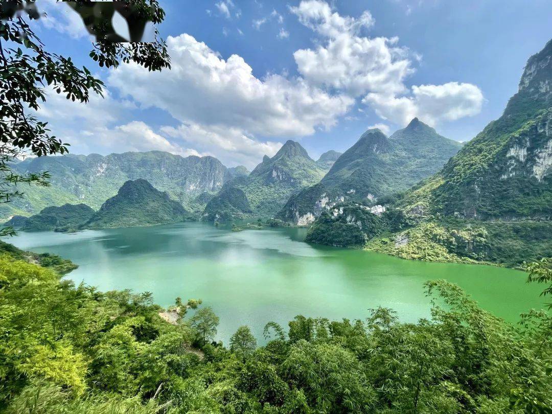 高铁无轨站乘坐大巴到达凌云县城再乘坐公交即可到达景区05来宾市金秀