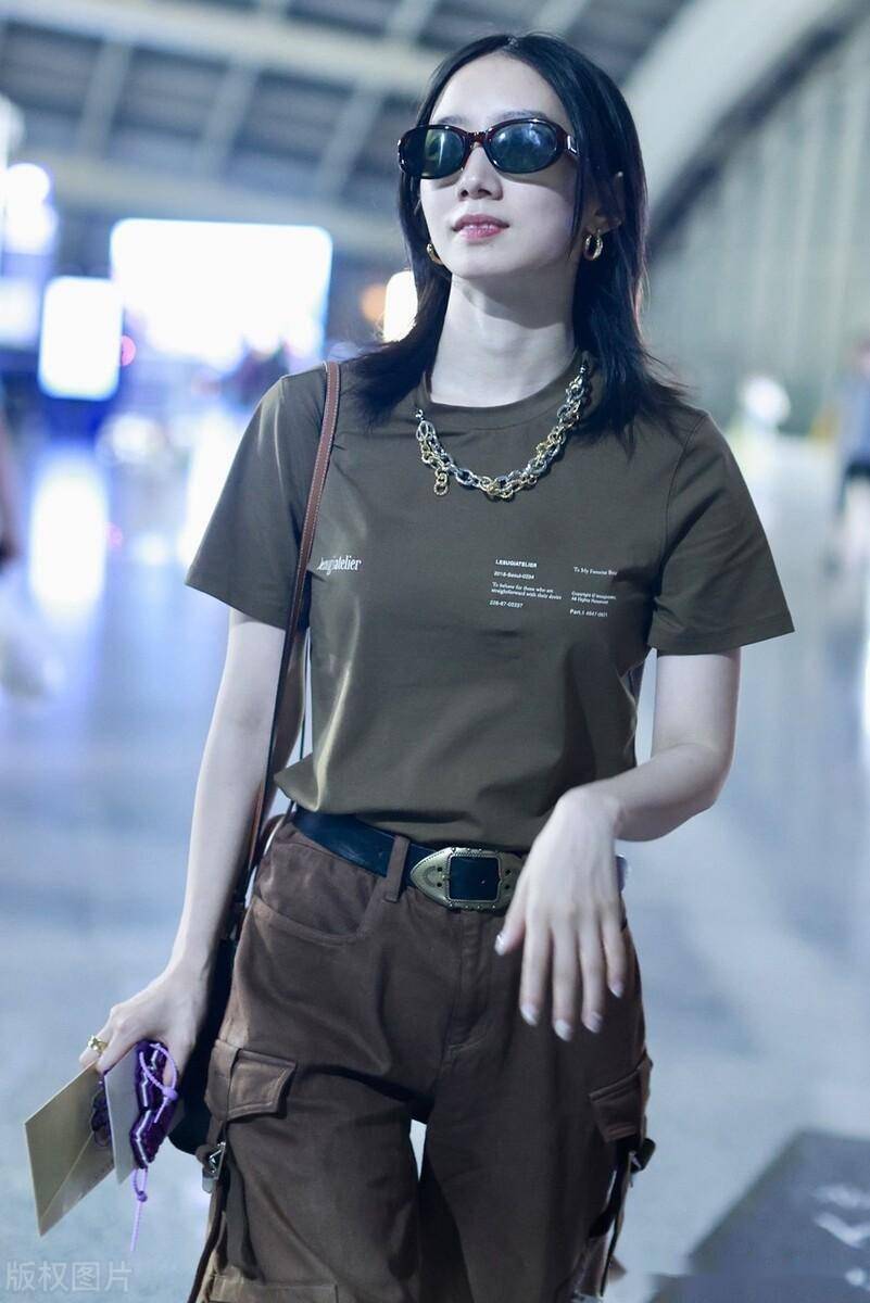 孟美岐齐肩头发清爽秀丽,致项链十分夺目_北京_机场