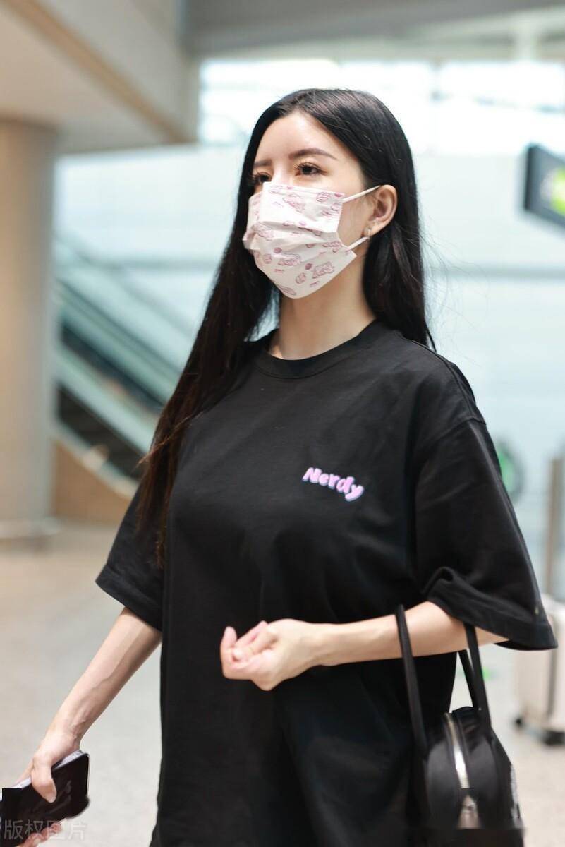 by2孙雨现身上海机场,全黑look简约低调