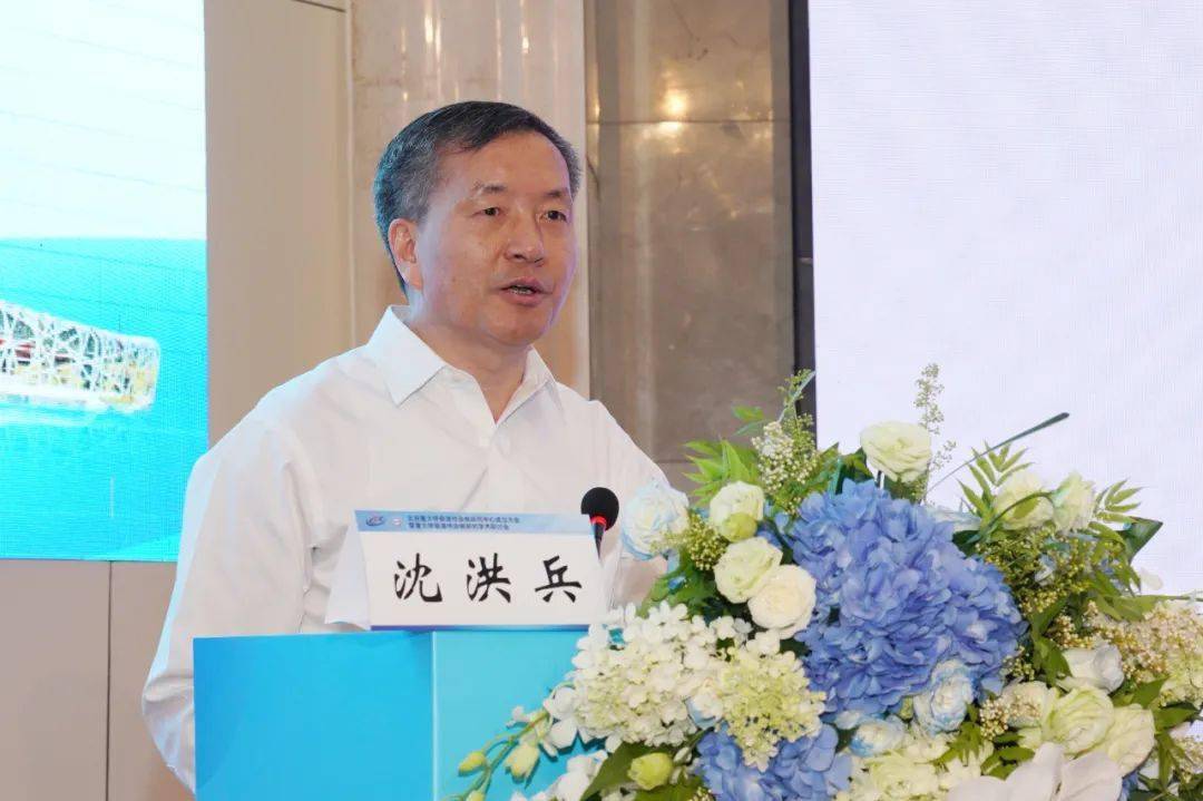 清华大学万科公共卫生与健康学院常务副院长梁万年就重大呼吸道疫情
