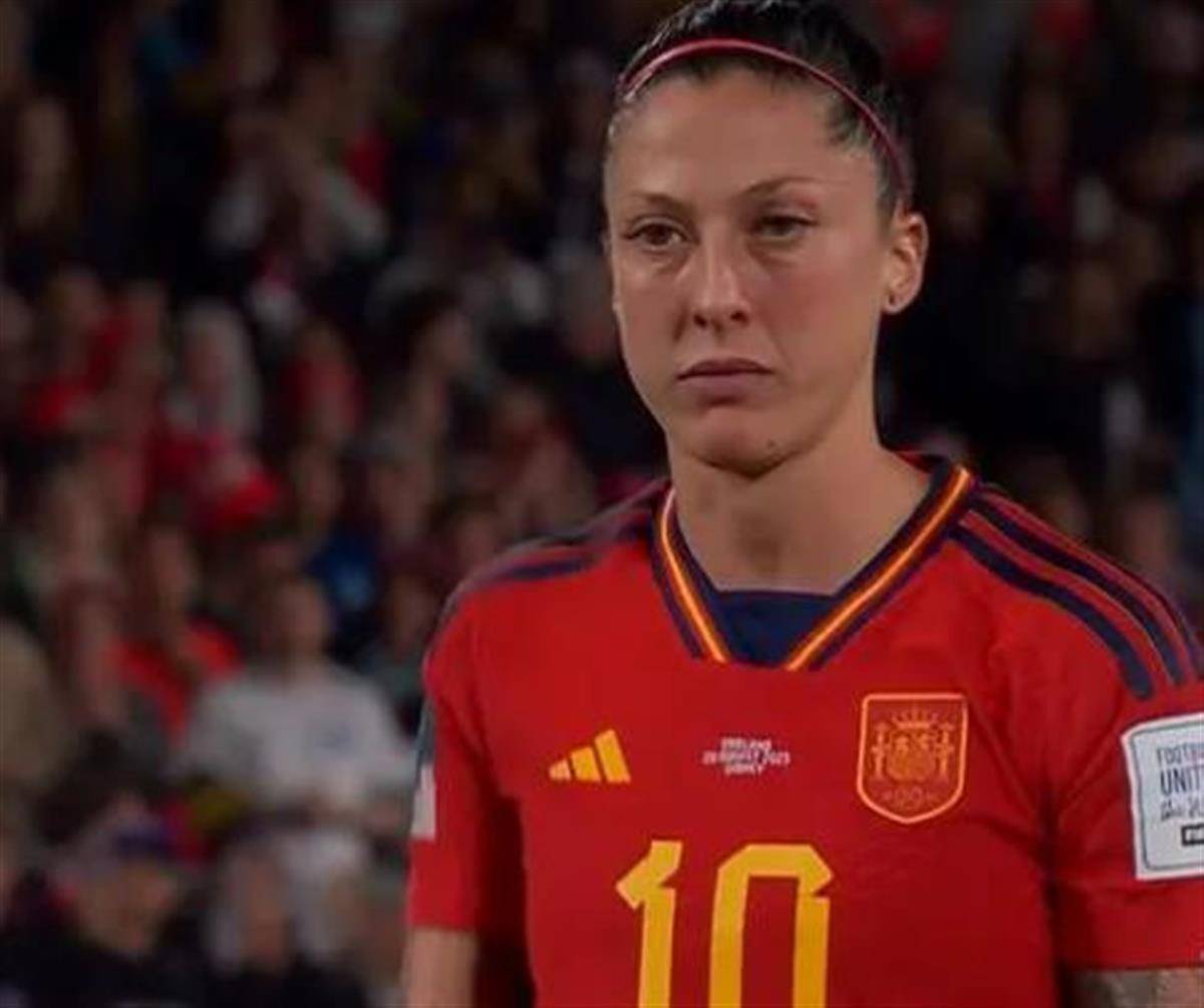 奪冠頒獎時嘴對嘴親吻女球員，西班牙足協主席惹爭議，當事球員表示“不喜歡”_埃爾莫索_萊斯_盧比