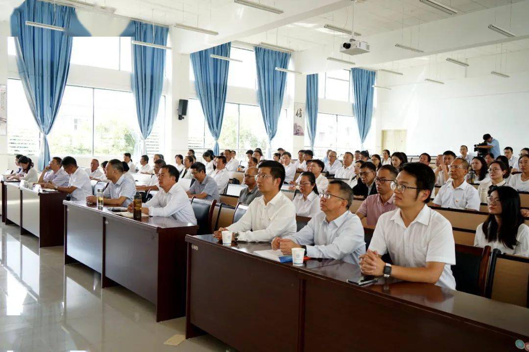 华中师范大学大理附属中学(大理二中)举行校长交接仪式_教育_武汉