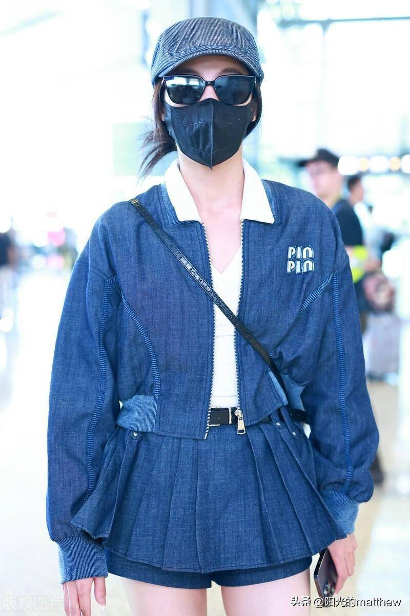 孙芮现身上海机场,牛仔夹克搭配牛仔迷你短裙青春有活力
