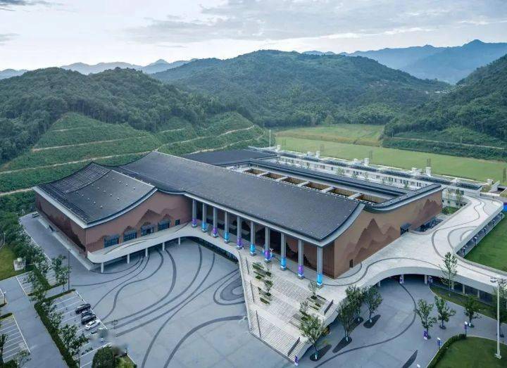 浙大设计院的设计团队从《富春山居图》尾段的山形轮廓中取材,用"人"