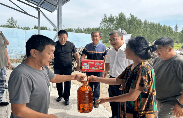老干部局局长兼市委离退休干部工委书记王鑫一行3人,赴延寿县寿山乡长