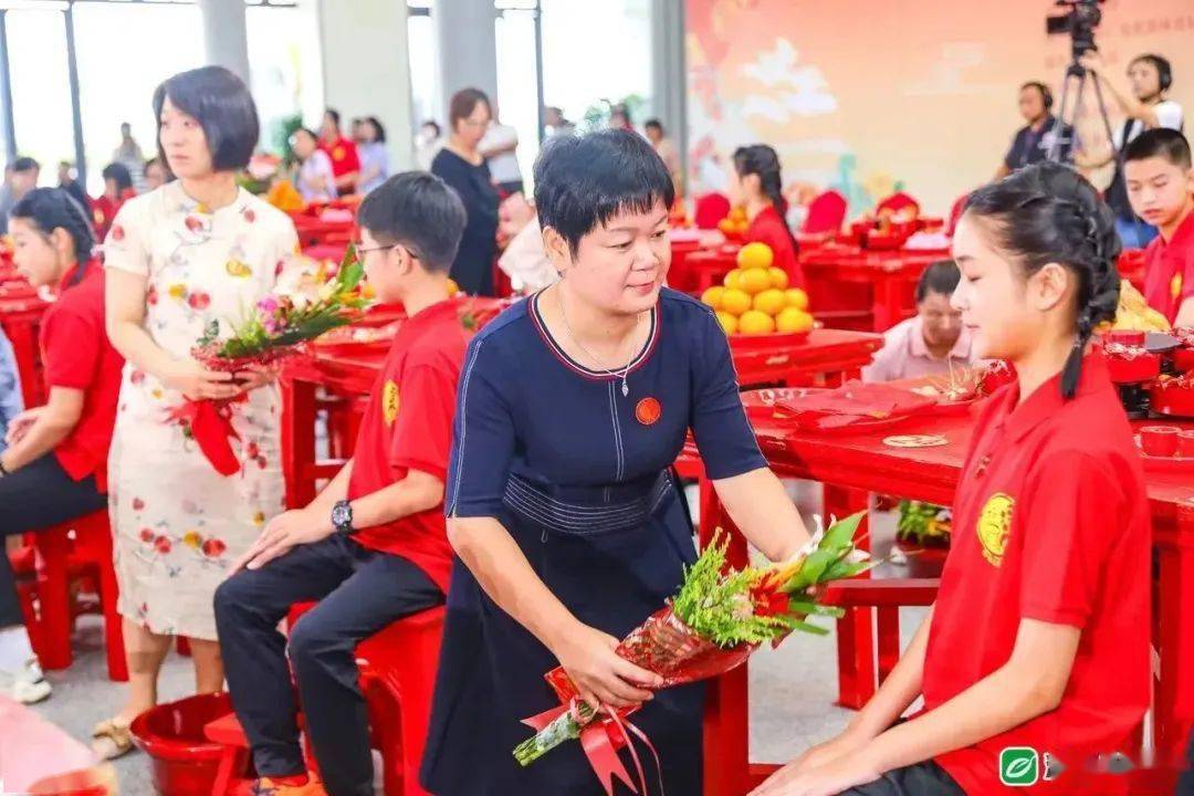 出花园者要在浸有12种具有吉祥意义的鲜花,如:芙蓉花,石榴花,春草