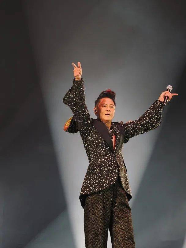 草蜢澳门演唱会丨蔡一杰惊遇舞台意外,脚部伤势曝光!_观众_高雄_礼物