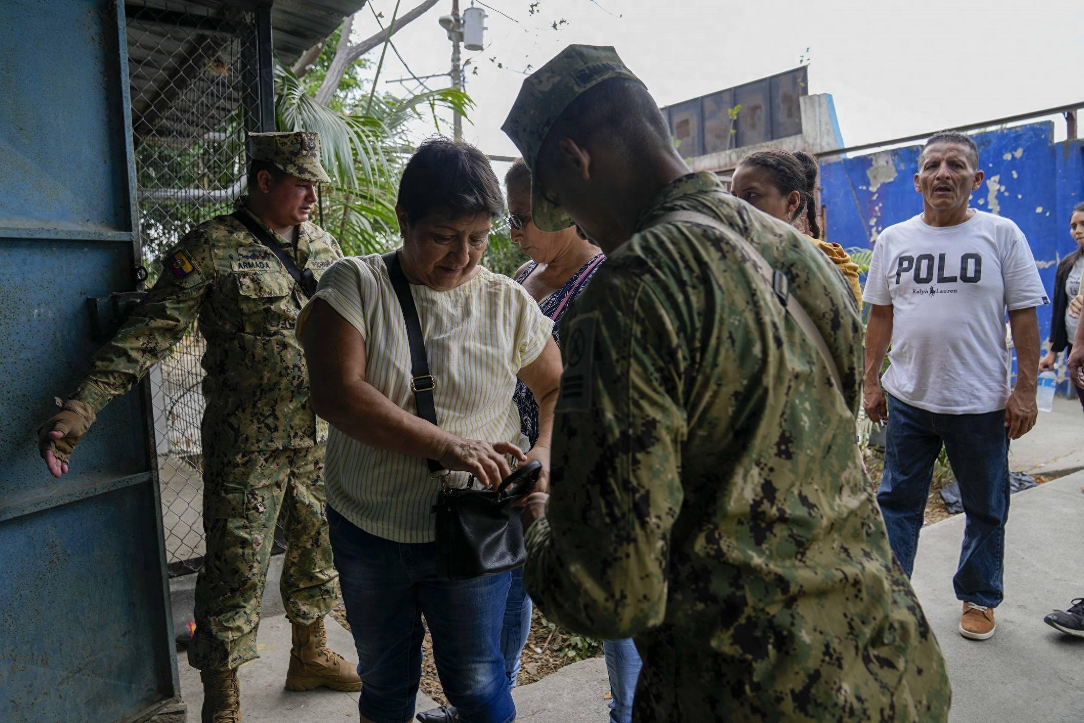 厄瓜多尔在暴力阴影下提前举行大选,所有候选人身穿防弹背心到达投票