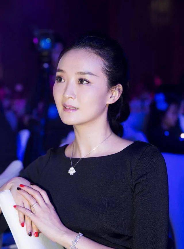 49岁"晴格格"王艳近况曝光,网友:被赶出豪门,15亿豪宅没了,贵妇人设崩