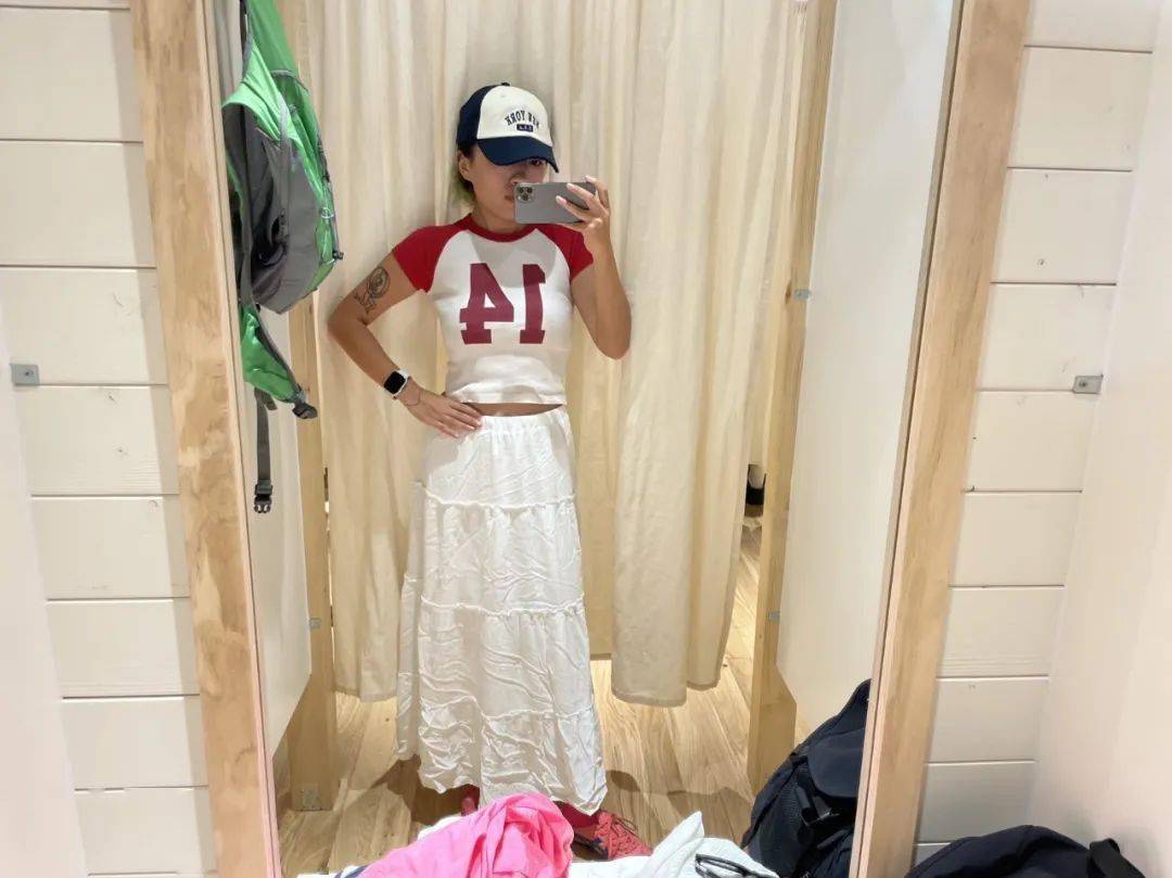 少女时代当年的打歌服而棉麻半身裙上的褶皱比垂暮老人脸上的皱纹还多