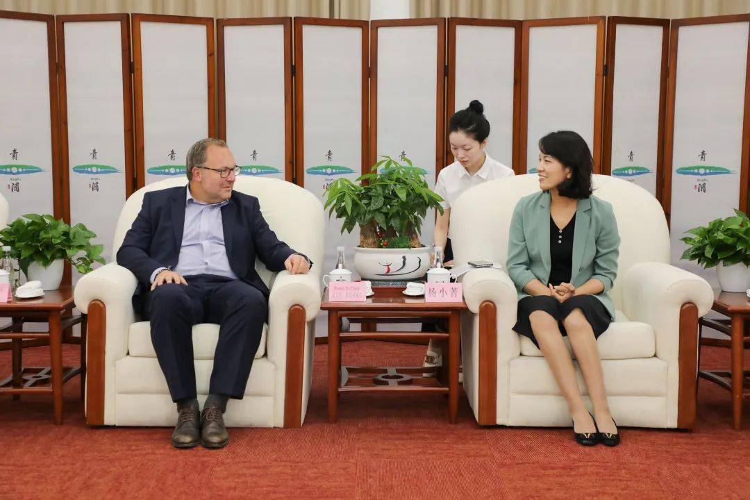 区委常委,副区长金俊峰陪同会见.