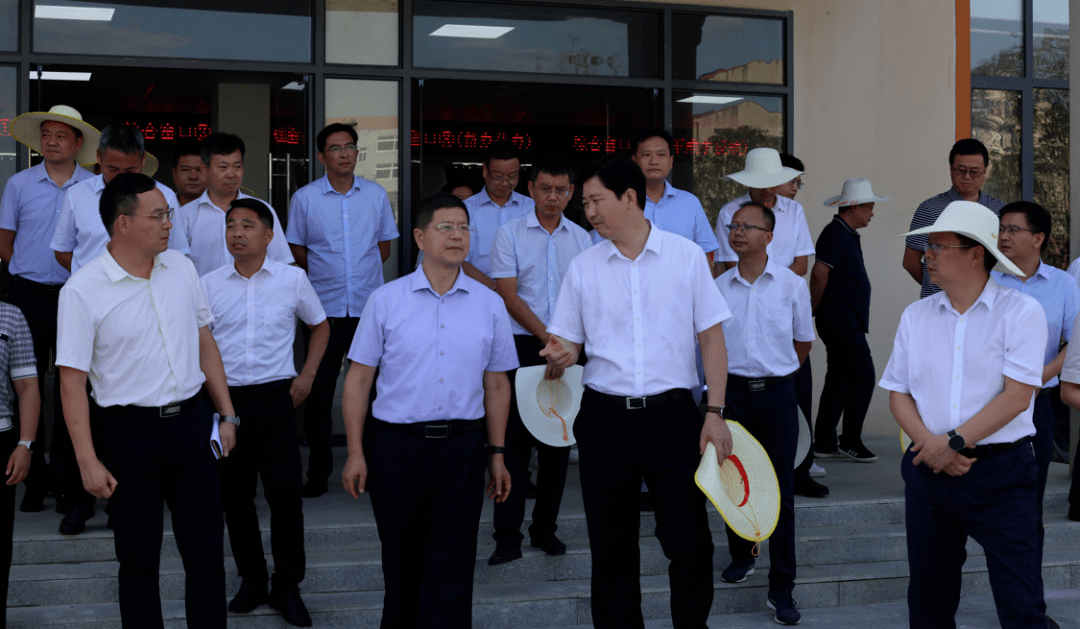 "在县委书记高文峰,县长方超的带领下,全体观摩人员利用一天时间,对全