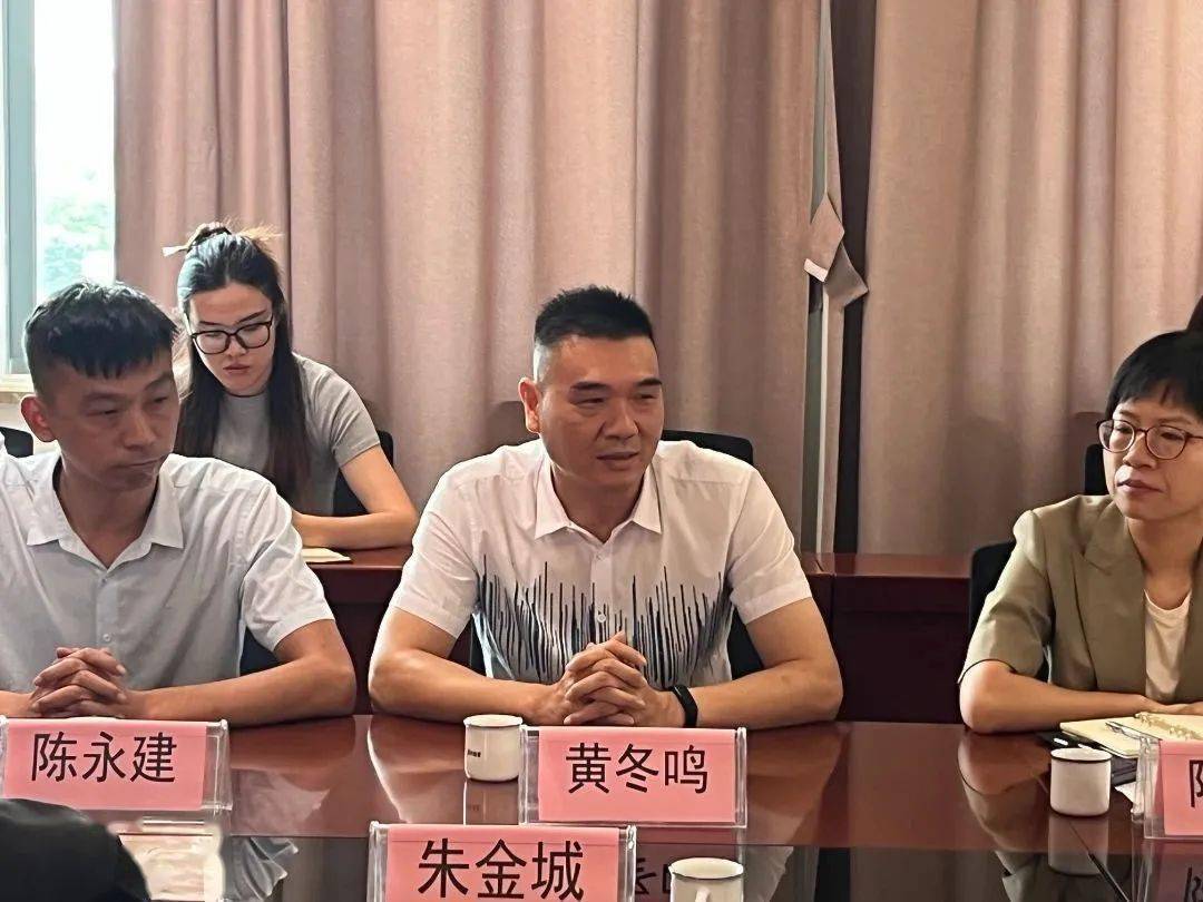 翔安区委教育工委书记,翔安区教育局局长陈慧琳与学校校领导及中层