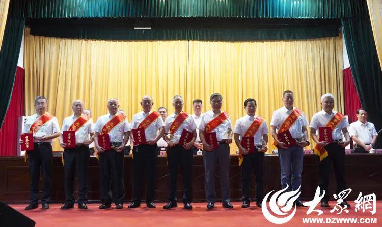 党委副书记朱绍猛宣读《关于表扬从医三十年以上医师