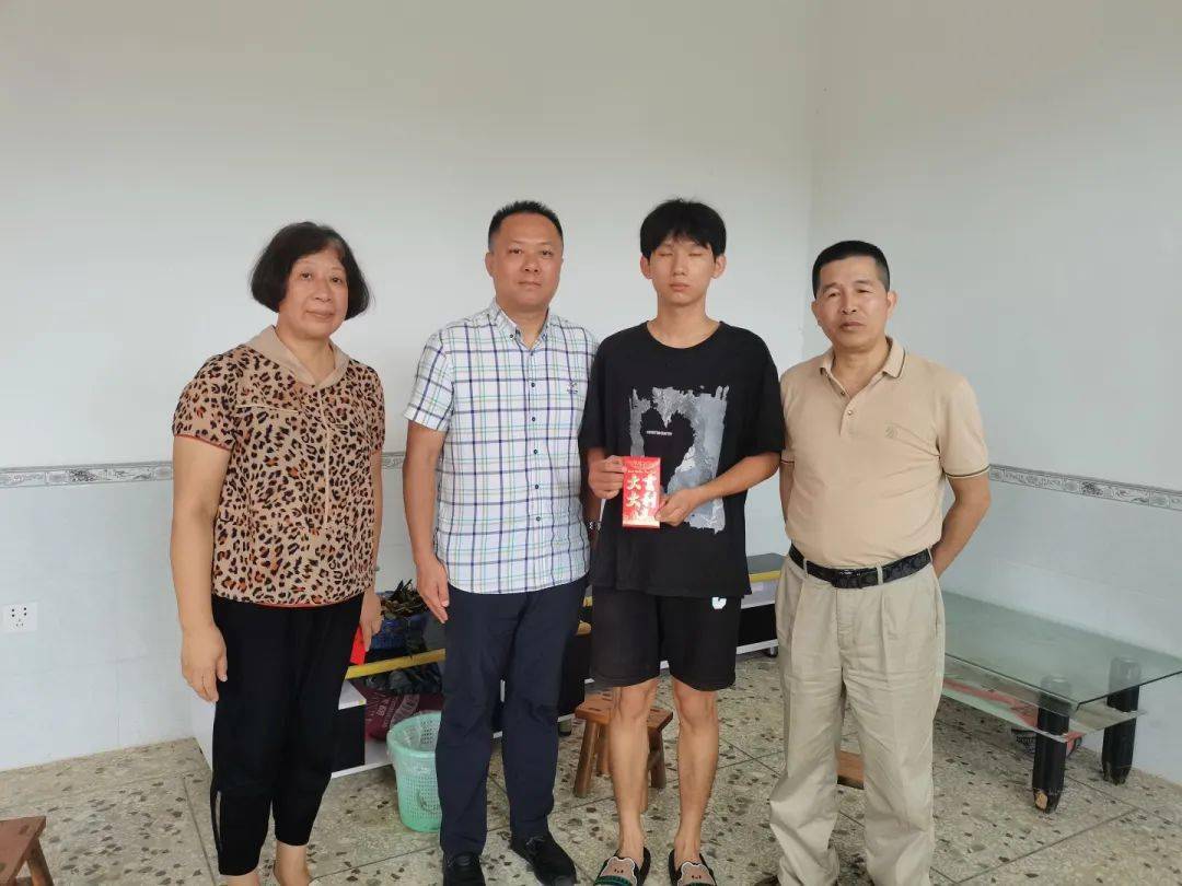 阳朔镇开展金秋结对助学系列活动_教育_发展_爱心