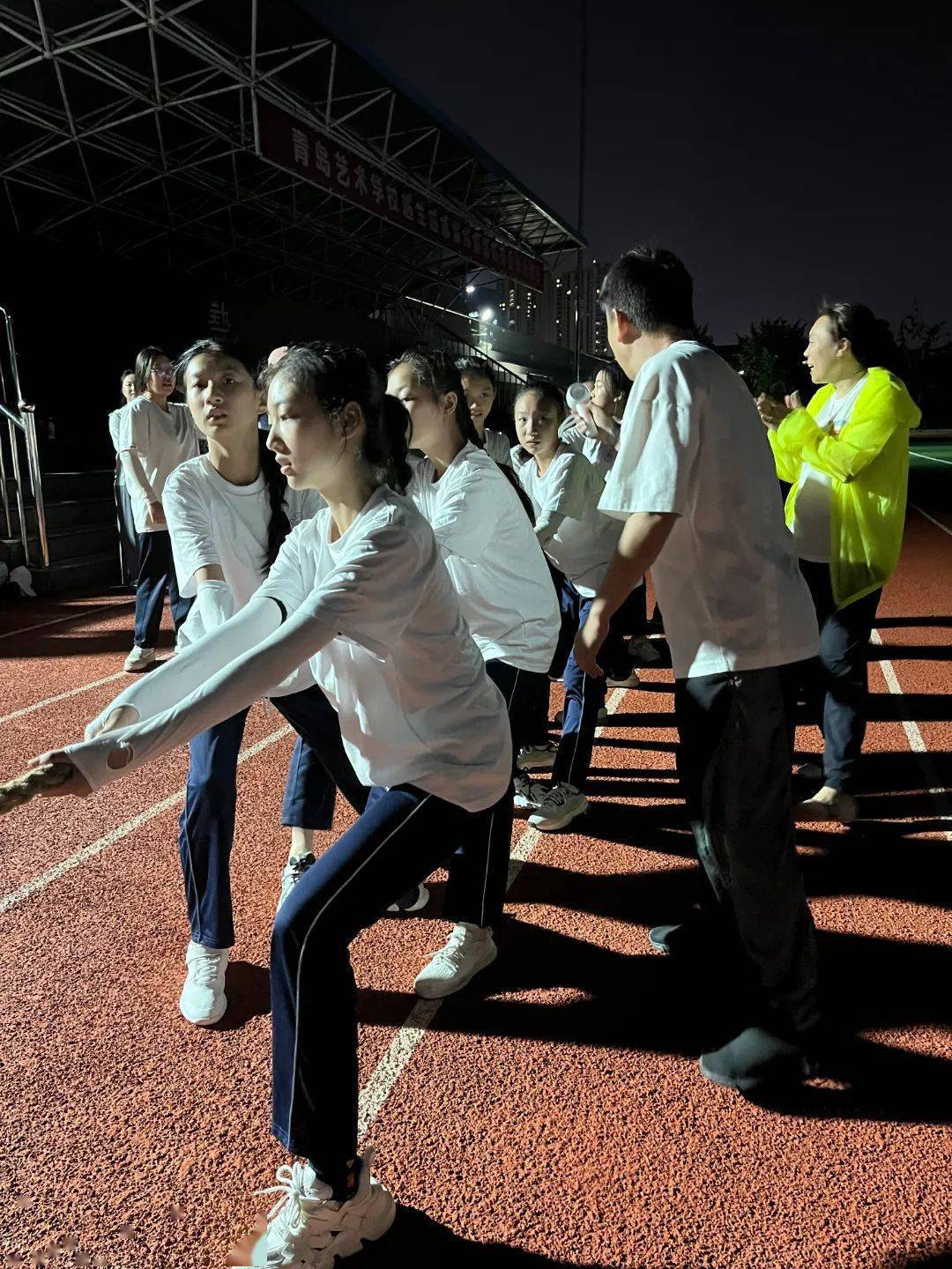 绳结一条心 ——青岛艺术学校举行2023年军训拔河比赛