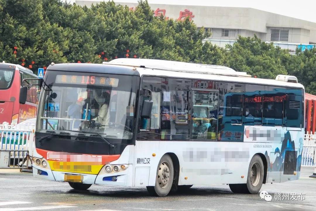 江西赣州一公交遇路坑未减速乘客被抛飞，公交公司：已对驾驶员进行批评教育