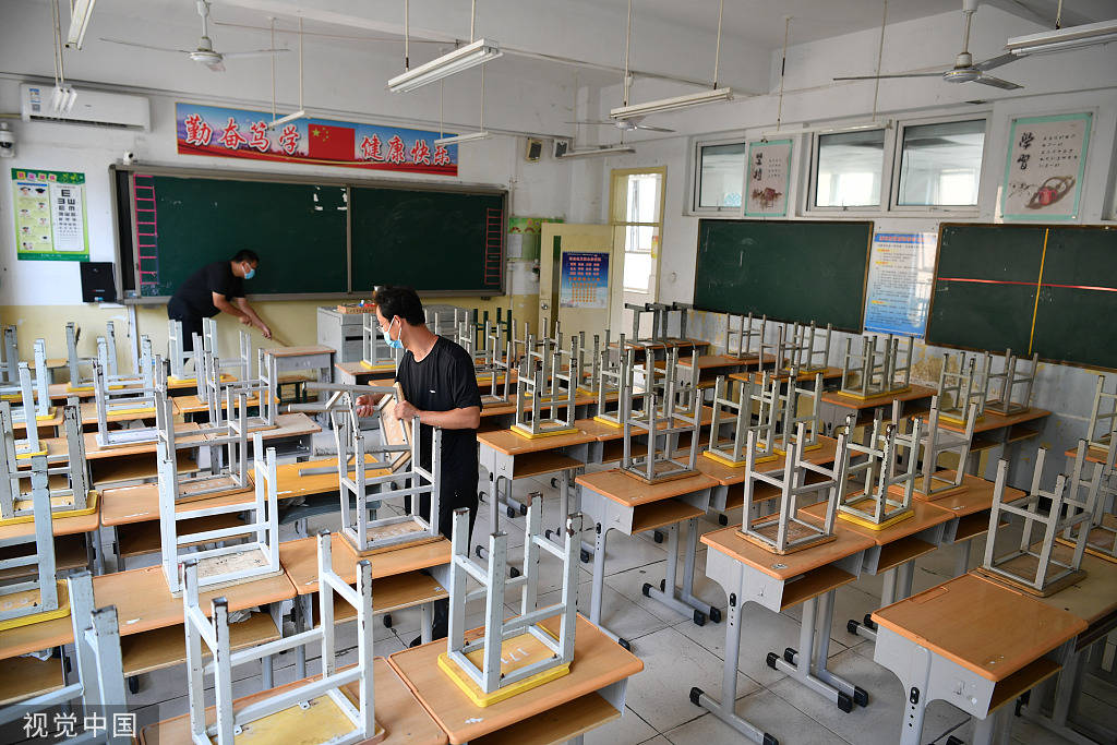 2023年8月16日,河北涿州,双塔中学的老师在打扫,整理教室.