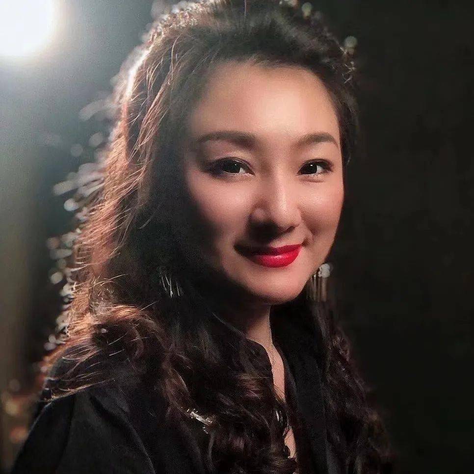 国内外知名指挥家,演奏家,歌唱家等合作,包括歌唱家张喜秋,李鳌,张卓