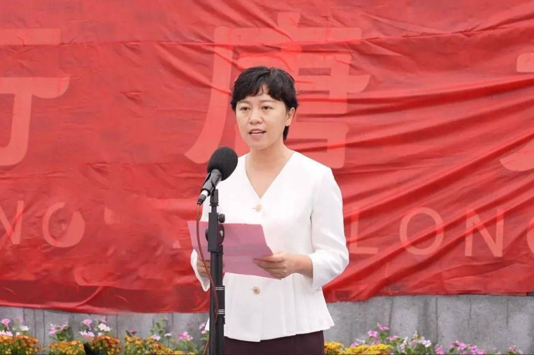 行唐县委书记韩旭代表县委,县政府对石家庄外国语教育集团行唐龙泉