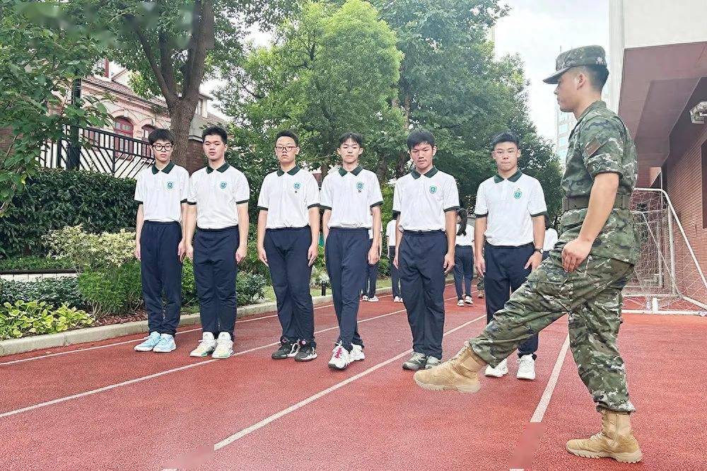 继光高级中学在继光高级中学组织开展的高一新生军事训练暨新生入学