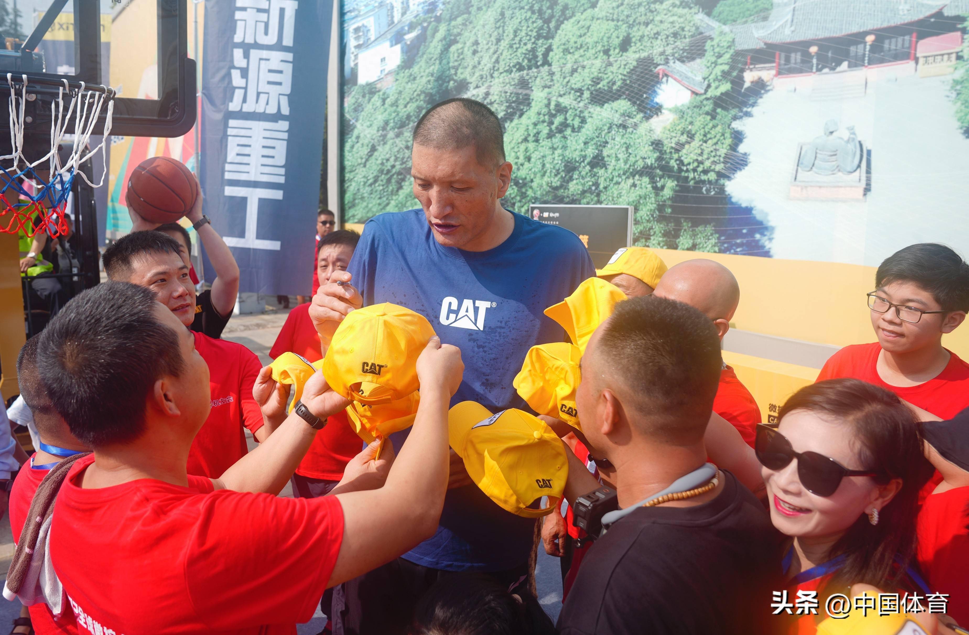曾令旭亮相2023微挖大会 想吃成都火锅展望男篮世界杯_球员_篮球_身高