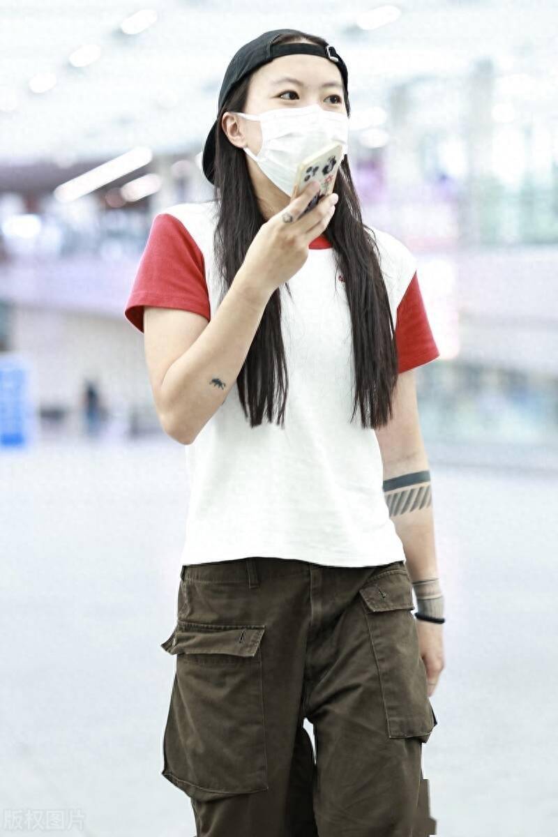 街拍:窦靖童白红拼色t恤 工装裤 棒球帽帅气潇洒_北京_机场