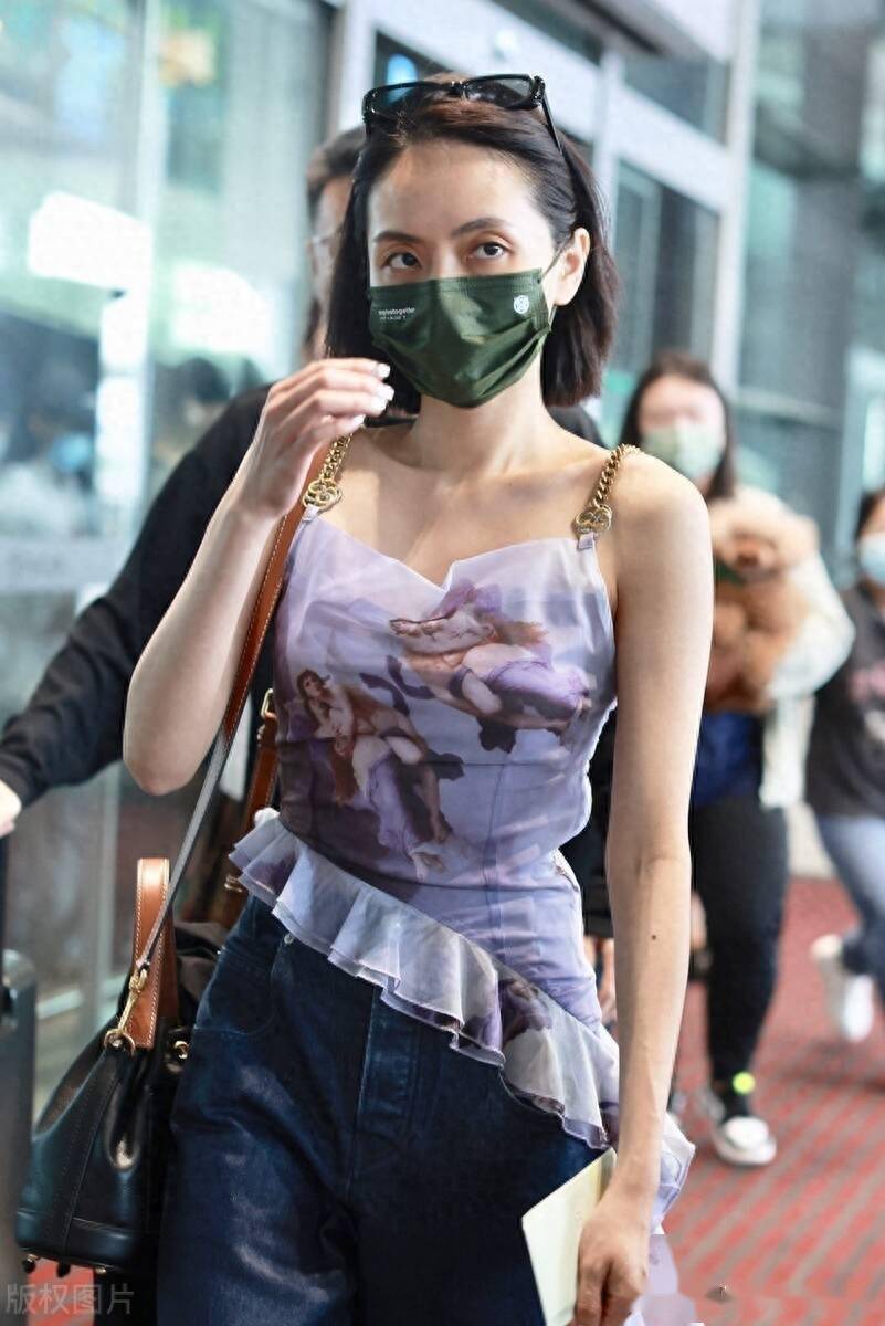 刘惜君现身北京机场,身着紫色裁剪吊带潮范儿十足